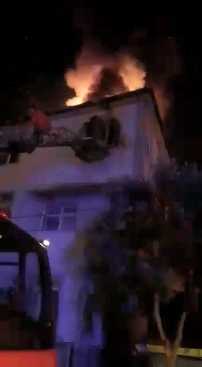 Kocaeli'de 3 katlı binanın çatısında yangın çıktı