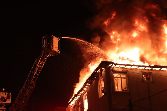 i Kocaeli'de 3 katlı binanın çatısında yangın çıktı