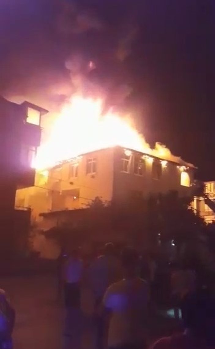Kocaeli'de 3 katlı binanın çatısında yangın çıktı