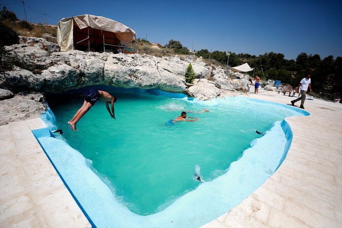 Filistinli aile kayalıklarda havuz yaptı