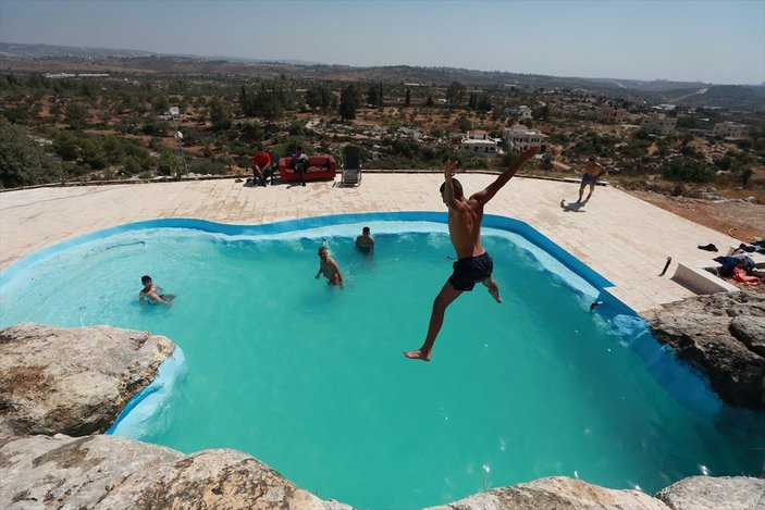 Filistinli aile kayalıklarda havuz yaptı