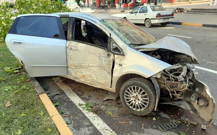 Gaziantep'te ehliyetsiz sürücü yoldan çıkıp kaza yaptı