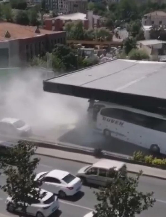 Gaziosmanpaşa'da, yolcu otobüsü benzinliğe daldı