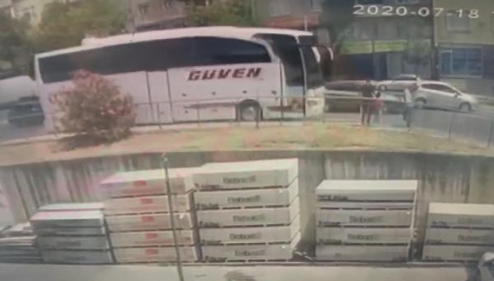 Gaziosmanpaşa'da, yolcu otobüsü benzinliğe daldı
