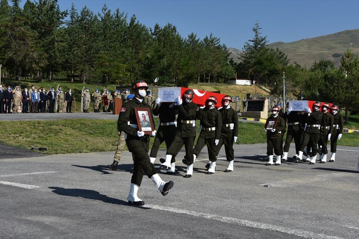 Hakkari'de şehit olan askerler törenle uğurlandı