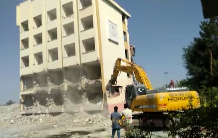 Sivas'ta yurt binasının yıkıldığı an