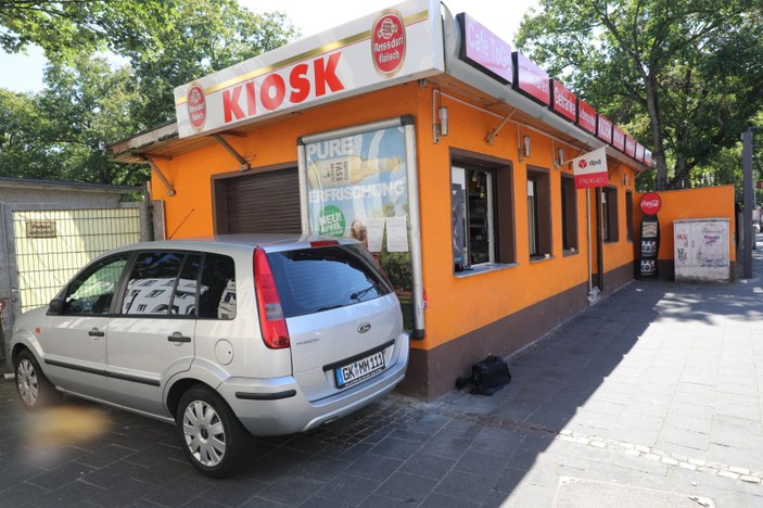 Irkçı Alman, Azerbaycan vatandaşının arabasını kundakladı