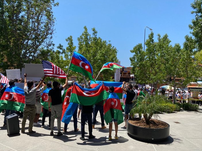ABD'de Ermeniler, Azerbaycan bayrağına saldırdı