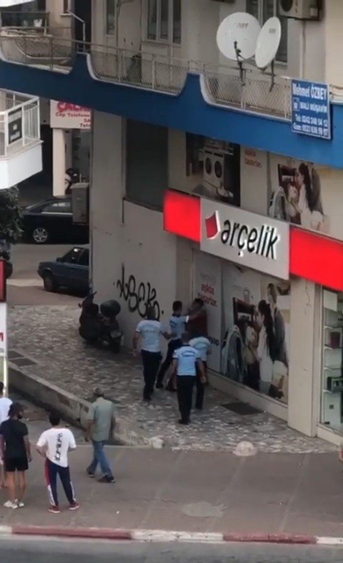 Antalya'da seyyar satıcı zabıtalar tarafından dövüldü