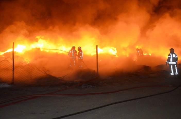 Arnavutköy'de geri dönüşüm fabrikasında yangın çıktı