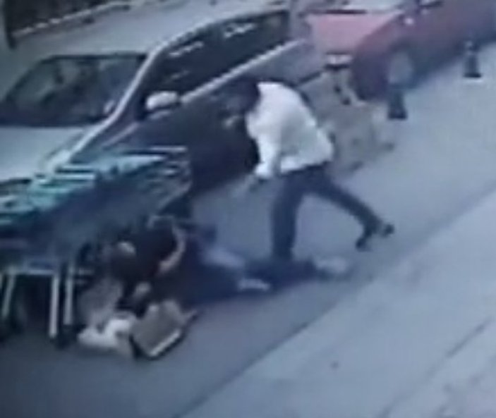 Kadıköy'de bıçakladığı arkadaşını darbetti