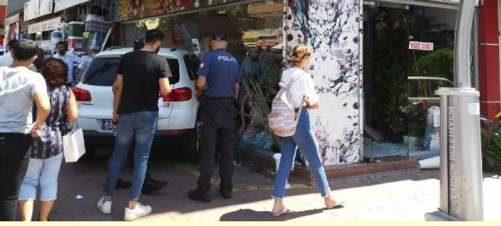 Mersin'de otomobil, çiçekçi dükkanına girdi: 4 yaralı