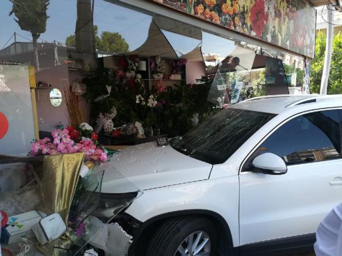 Mersin'de otomobil, çiçekçi dükkanına girdi: 4 yaralı