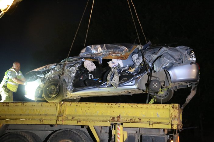 Kocaeli'de kamyon otomobille çarpıştı: 5 ölü 2 yaralı