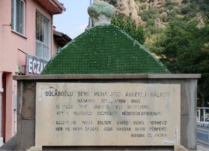 Afyonkarahisar'da yol ortasında kalan türbe