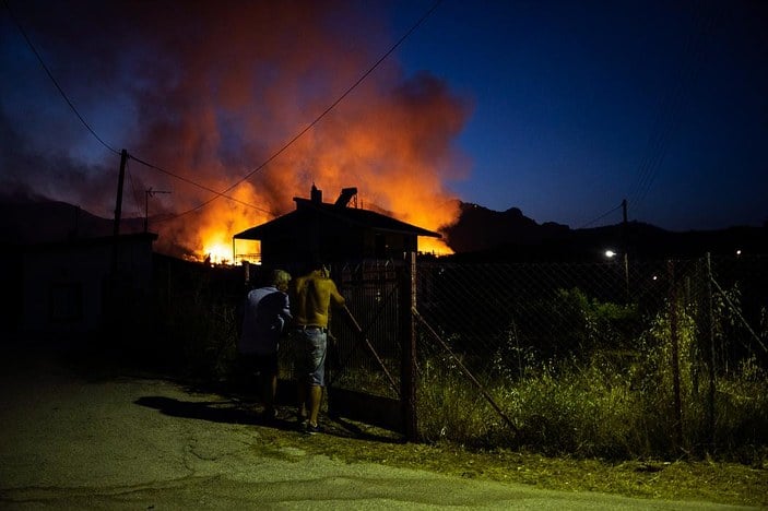Yunanistan'da ormanlık alanda yangın çıktı