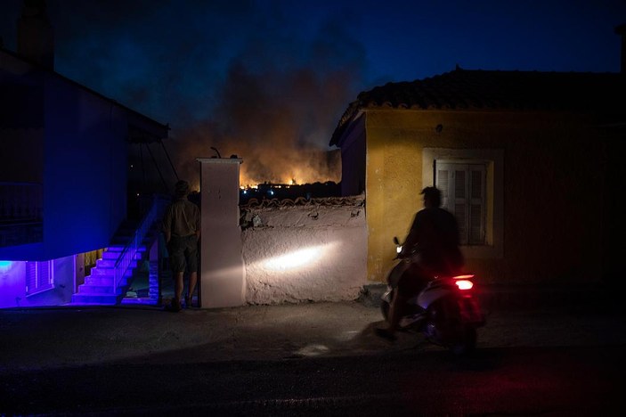 Yunanistan'da ormanlık alanda yangın çıktı