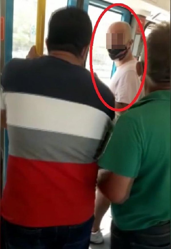 Bursa metrosunda telefonla görüntü çekme kavgası