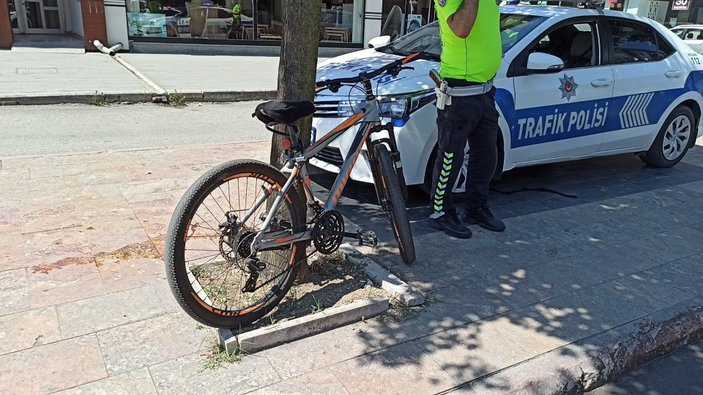 Düzce'de kararsız bisikletçiye minibüs çarptı