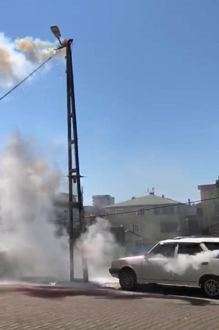 Sultanbeyli'de elektrik direği havai fişek gibi patladı