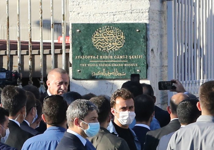 Erdoğan, Ayasofya Camii'nin tabelasını açtı