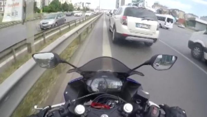 Maltepe'de motosikletlinin yaralandığı kaza anı