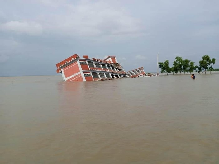 Bangladeş’te 3 katlı okul sel nedeni ile çöktü