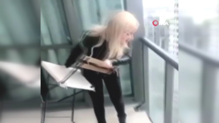 Kanada'da genç bir kız, gökdelenden sandalye fırlattı