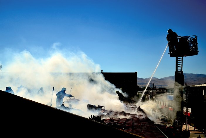 Konya’da iş hanı çatısında yangın
