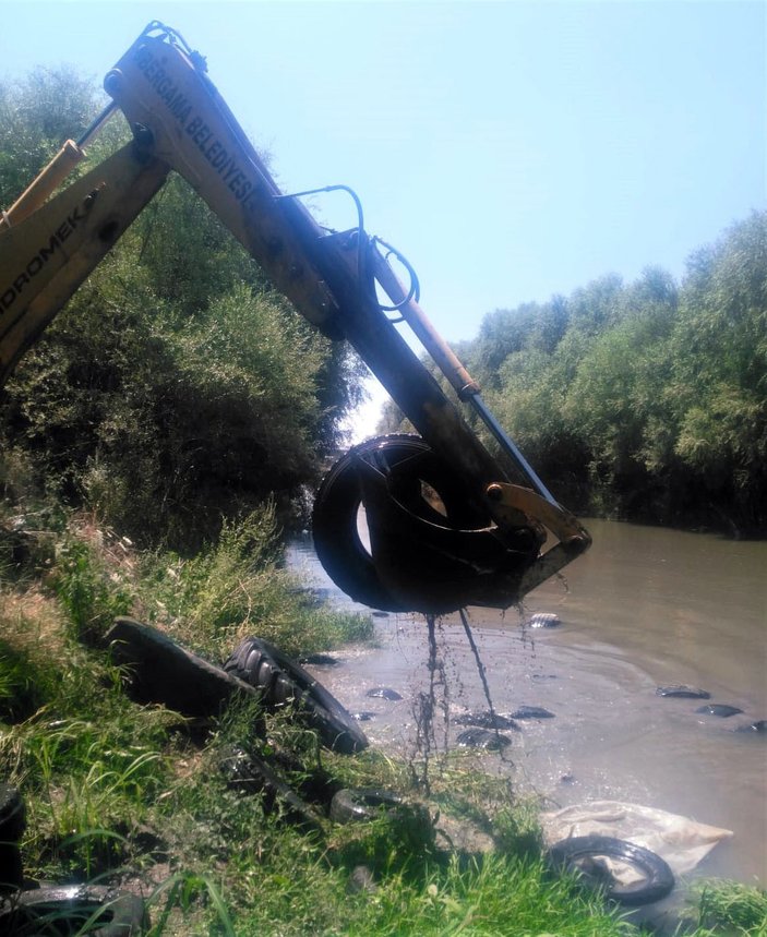 İzmir’deki Bakırçay Nehri’ne 2 kamyon dolusu hurda atıldı