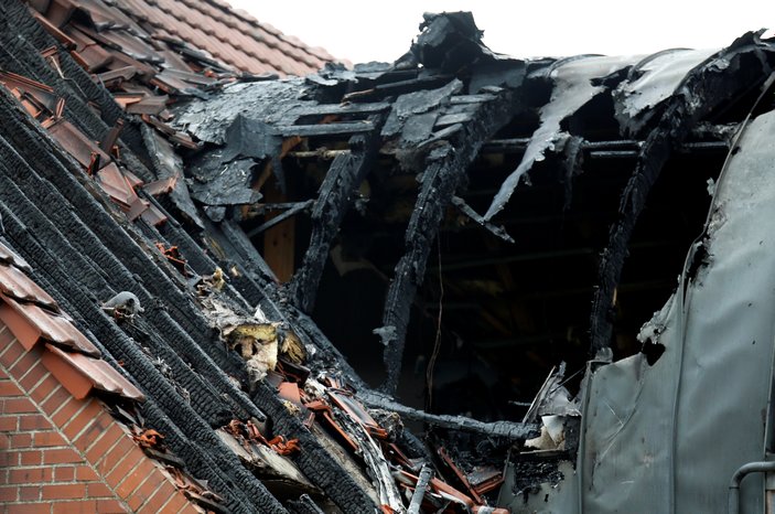Almanya’da küçük uçak apartmanın üzerine düştü: 3 ölü