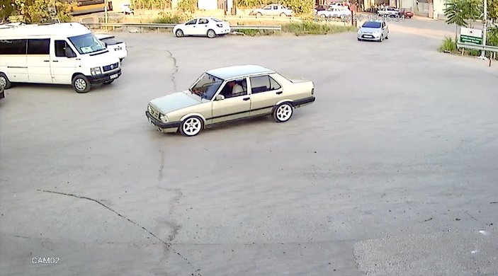 Antalya'da trafiğe açık alanda drift yapan araç kamerada