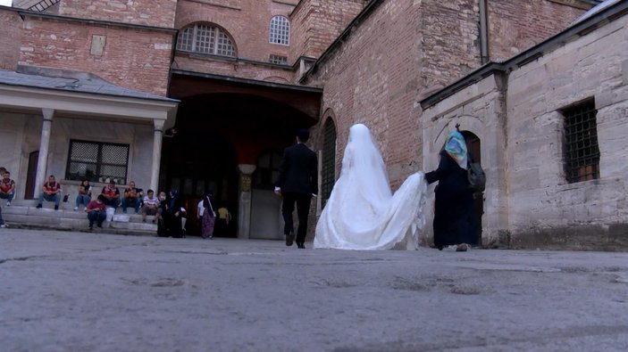 Ayasofya Camii'ni gelinlik ve damatlıkla ziyaret ettiler