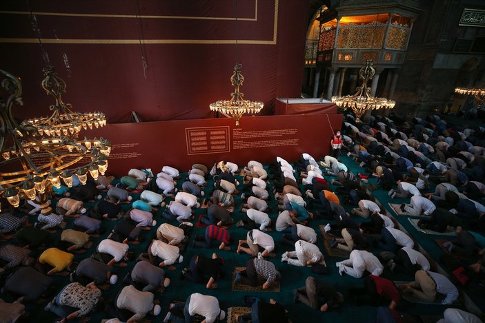 Ayasofya Camii'nde öğle namazı kılındı