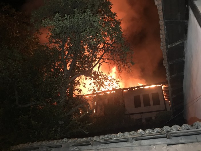Karabük'te tarihi binada yangın çıktı