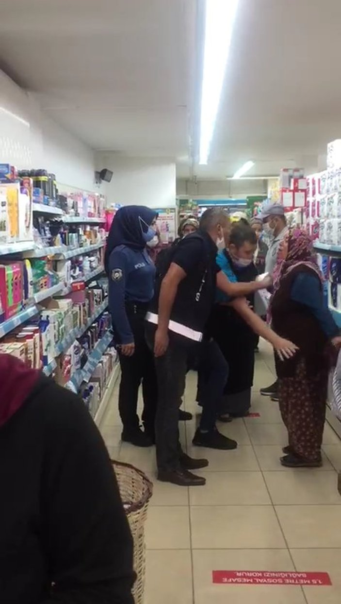 Konya'da marketteki kadınların düdüklü tencere kavgası