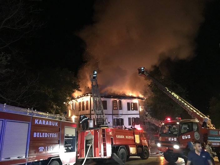 Karabük'te tarihi binada yangın çıktı