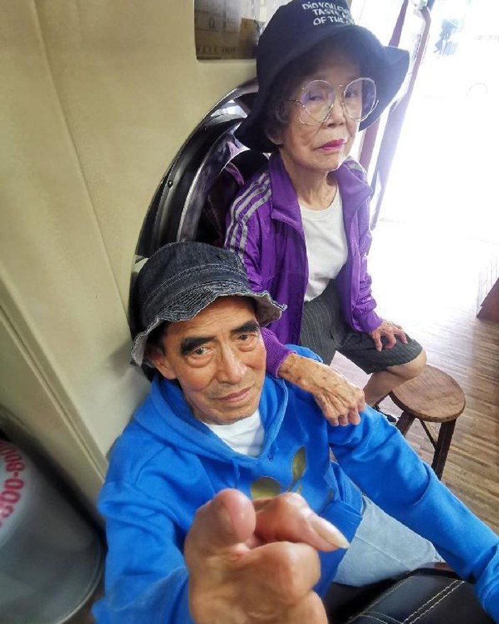 Tayvan'da unutulan kıyafetlerle fenomen olan yaşlı çift