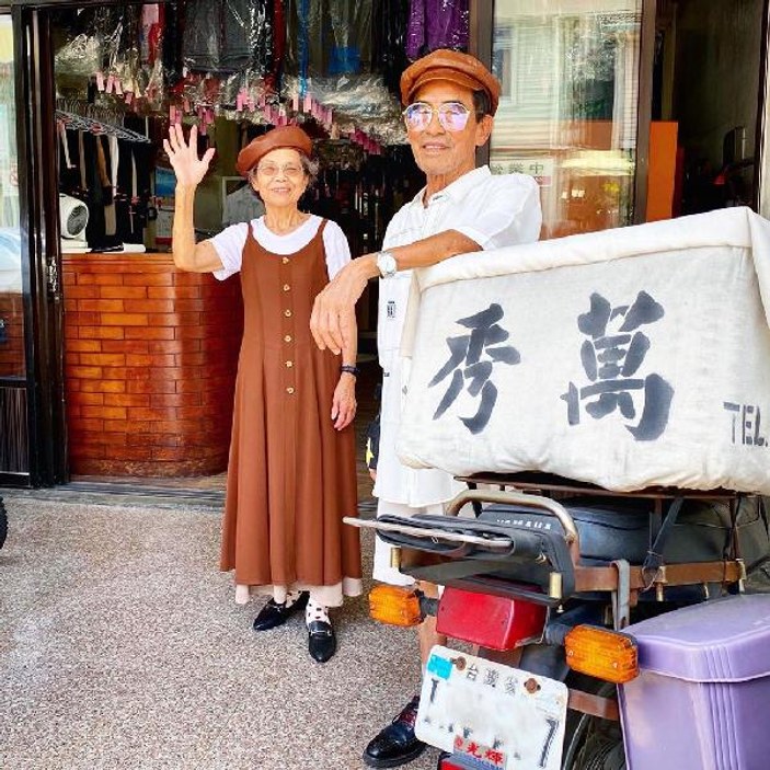 Tayvan'da unutulan kıyafetlerle fenomen olan yaşlı çift