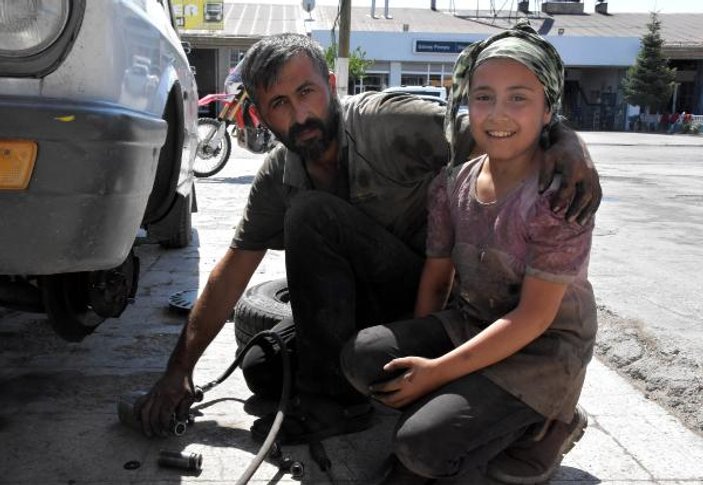 Sivas'ta küçük Tuana oto tamircisi babasına yardım ediyor