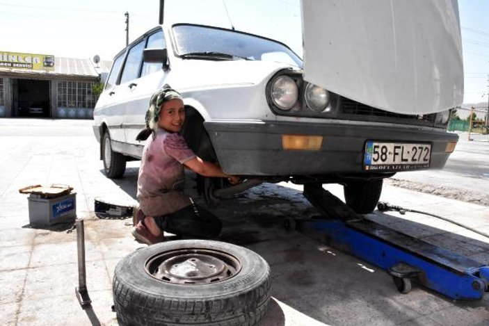 Sivas'ta küçük Tuana oto tamircisi babasına yardım ediyor