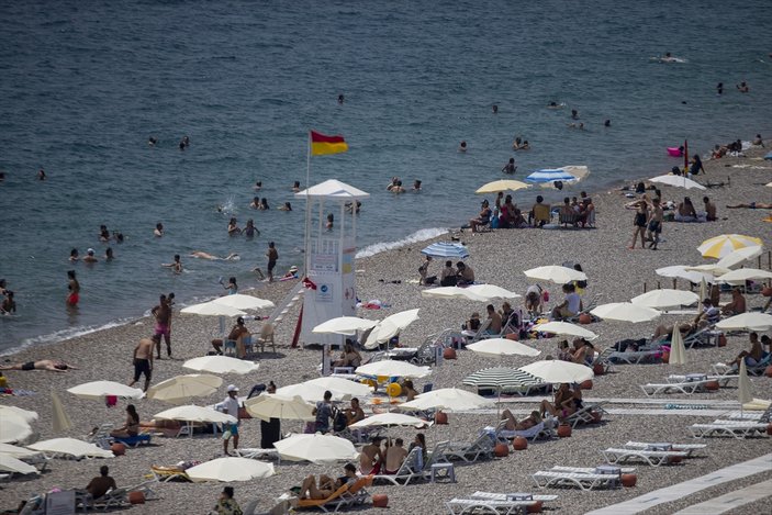 Antalya'da plajlarda yoğunluk yaşandı