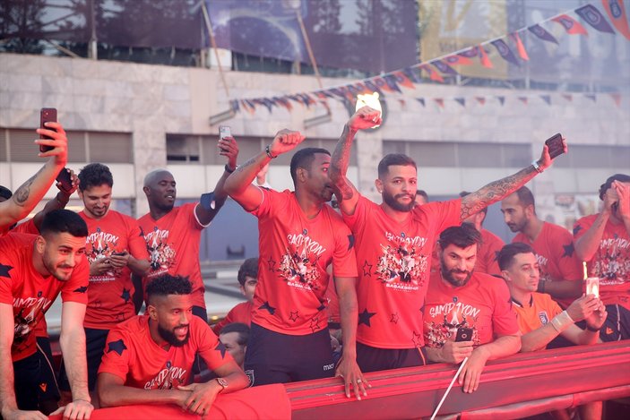 Başakşehir şampiyonluk kupasını kaldırdı