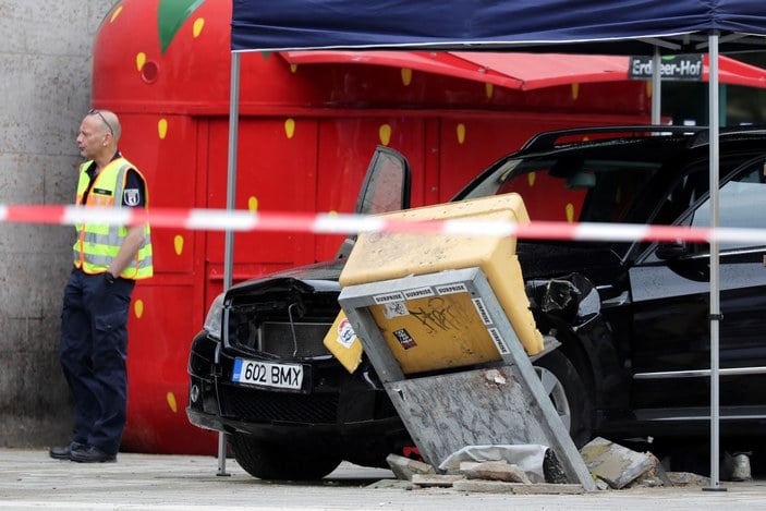 Almanya'da araç yayaların arasına daldı: 7 yaralı