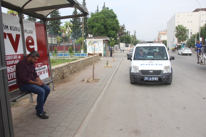 Adana’da görme engelli şahsı, polis sınava yetiştirdi