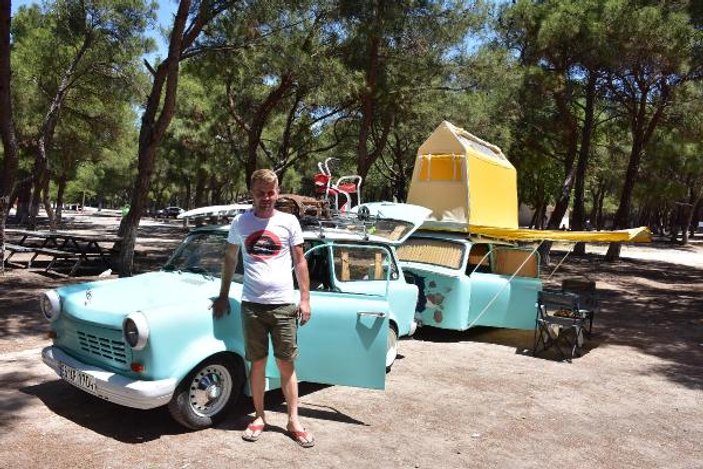 İzmir'de, klasik otomobili çekme karavana dönüştürdü