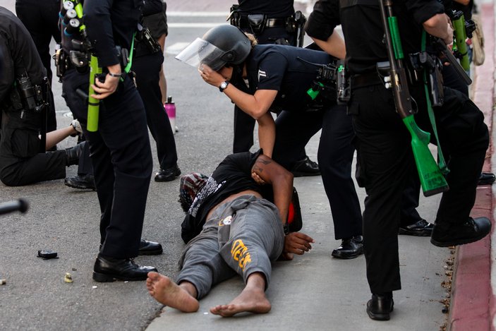 ABD’de protestocu, polisi yere yıkınca ortalık karıştı