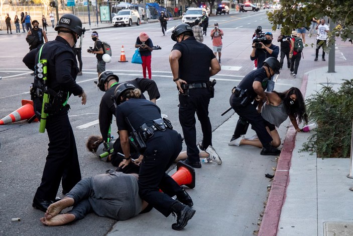 ABD’de protestocu, polisi yere yıkınca ortalık karıştı