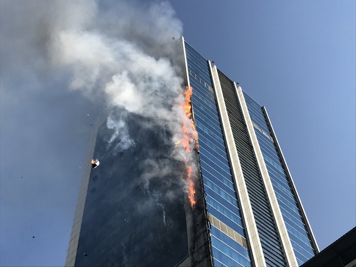 Ankara'da plazada çıkan yangın, kontrol altına alındı
