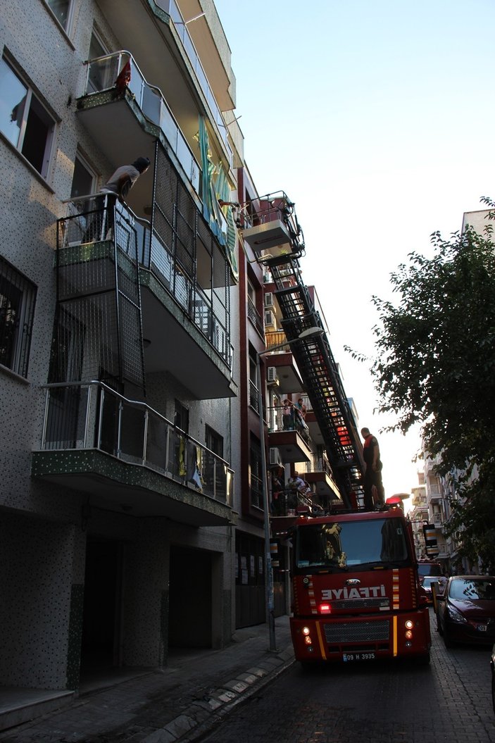 Aydın'da kaynak makinesi balkon perdesini tutuşturdu
